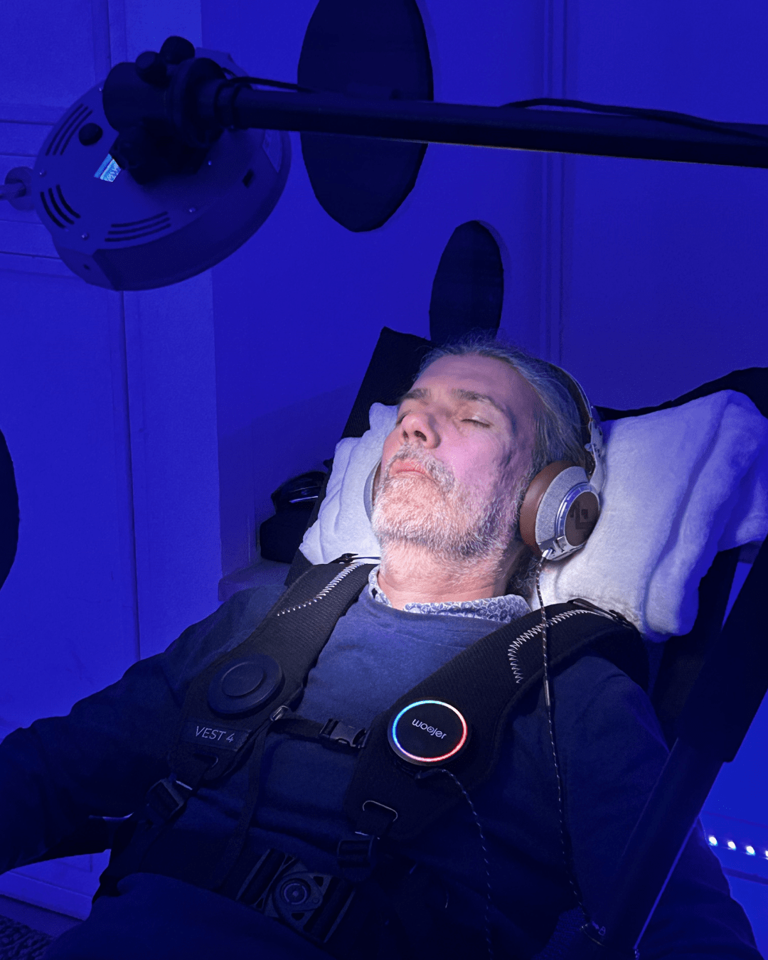 Experiencia individual de Pandora Star con auriculares y chaleco de vibración